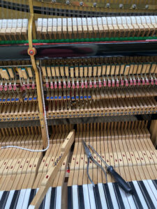 Foto staande piano vangers